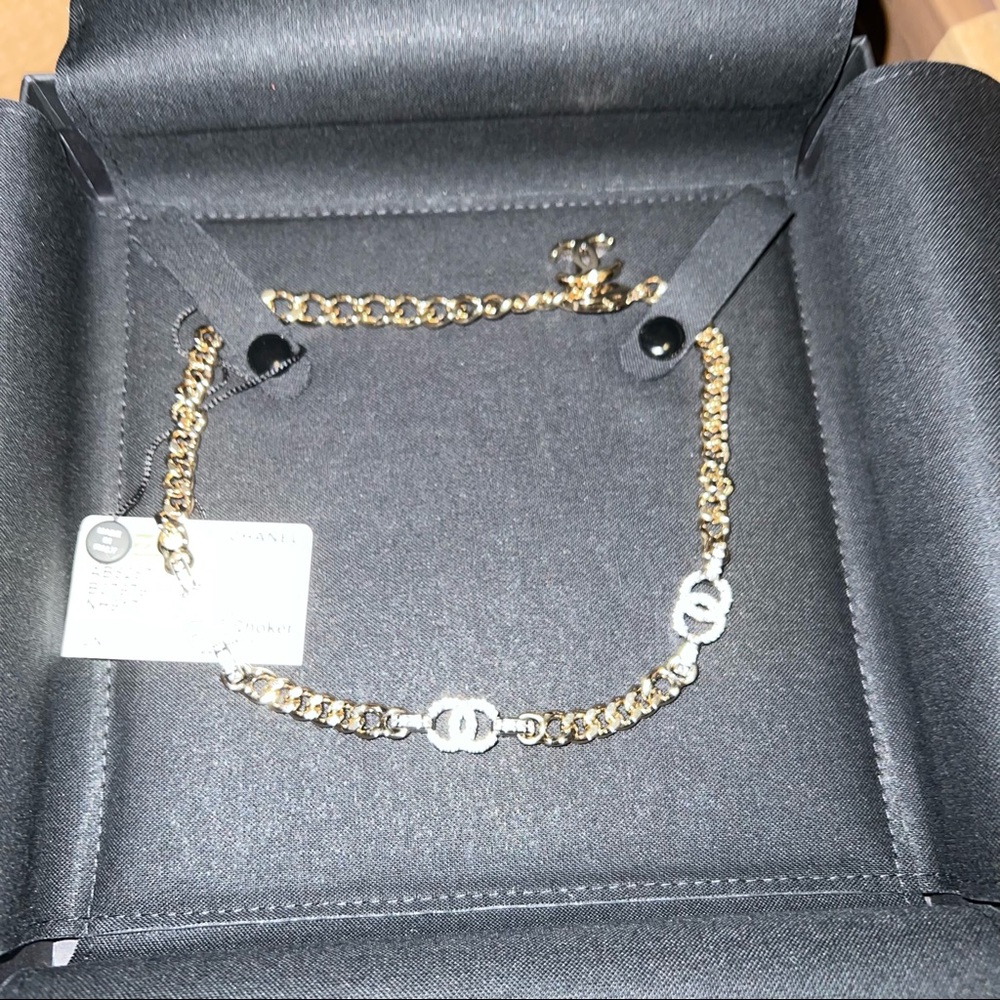 Chanel chocker